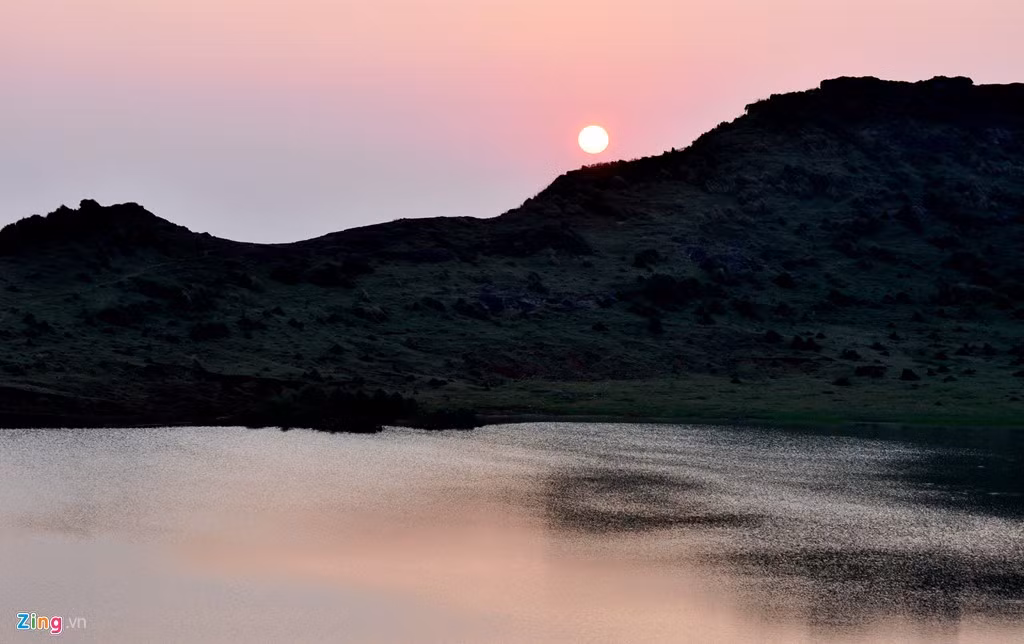Mặt trời đỏ lừ lờ lững bên triền đồi trên đỉnh núi Thới Lới.