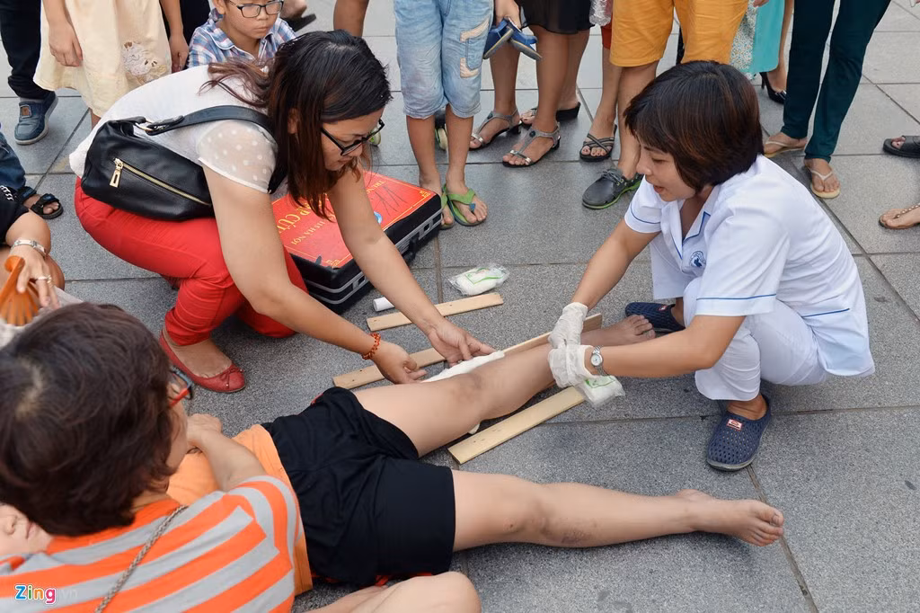 Trước đó, vào tuần thứ 3 sau khi phố đi bộ hồ Gươm chính thức hoạt động, một bé trai 9 tuổi không may bị ngã gãy chân khi chơi xe điện cân bằng, phải nẹp chân đưa vào viện cấp cứu.