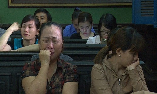 Một người vợ mất chồng, một người vợ có chồng đối mặt với án tù xuất phát từ bi kịch của gia đình. Ảnh: Trương Khởi.