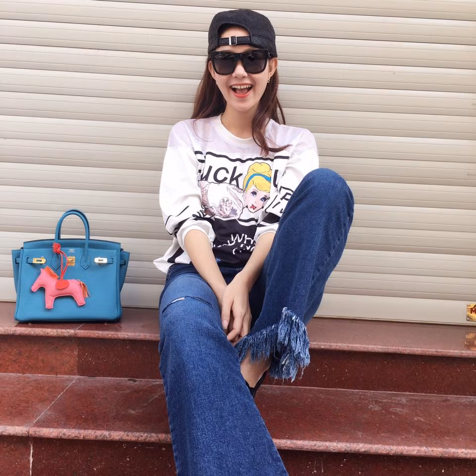 Mẫu túi Hermes mà Minh Hằng sở hữu có giá lên đến 400 triệu đồng. 