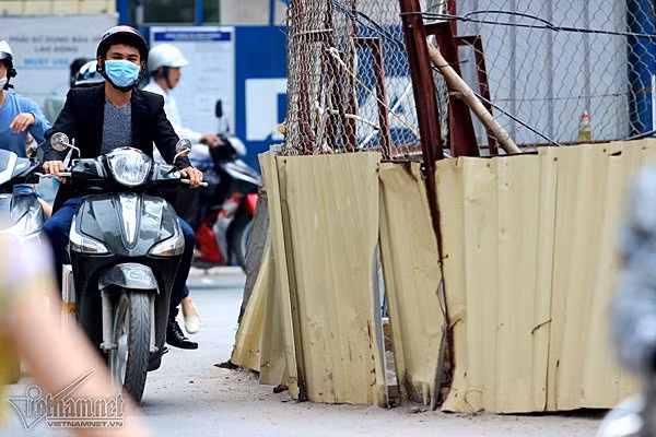 Hiện tượng này xuất hiện nhiều tháng nay trên các tuyến đường như Cầu Giấy, Xuân Thủy, Láng, Hồ Tùng Mậu... Đặc biệt, vào giờ cao điểm, khi lượng người đông đúc, nhiều người bất đắc dĩ bị ép vào sát những lá tôn sắc nhọn này.