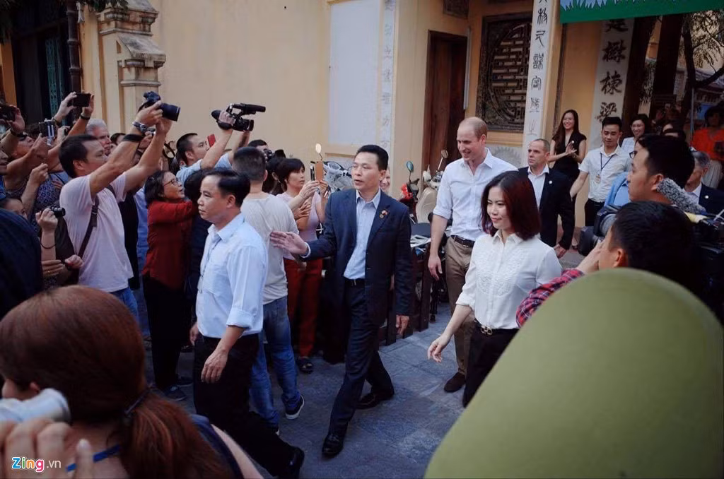 Công tước đã đi dạo phố cổ, ghé thăm một vài cửa hàng bán thuốc Đông y, thăm trường học và một quán cà phê ở Hà Nội