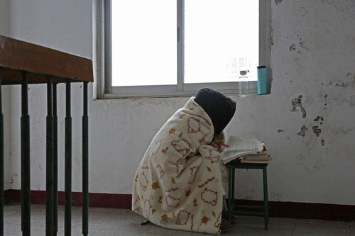 Tuy nhiên cũng có người cho rằng những sinh viên này đang làm lố. Nếu thực sự muốn đạt kết quả cao, họ đã chăm chỉ rèn luyện cả kỳ, không phải học theo kiểu ngày đêm nhồi nhét, nước đến chân mới nhảy như thế này.