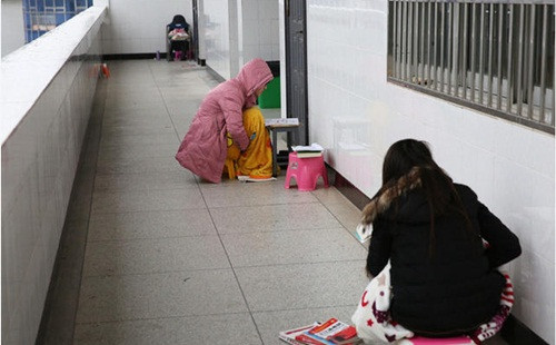 Nhiều sinh viên trường Đại học An Khánh đã quyết định bất chấp giá lạnh, bất chấp bên ngoài tuyết rơi, gió thổi, di chuyển bàn học đến các góc của hành lang ký túc xá để tập trung học bài. Các sinh viên này hi vọng, khi ra ngoài học một mình, họ sẽ có được không gian tốt để có thể ôn tập hiệu quả, đạt được điểm số cao trong kỳ thi sắp tới.