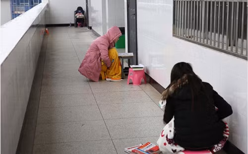 Nhiều sinh viên trường Đại học An Khánh đã quyết định bất chấp giá lạnh, bất chấp bên ngoài tuyết rơi, gió thổi, di chuyển bàn học đến các góc của hành lang ký túc xá để tập trung học bài. Các sinh viên này hi vọng, khi ra ngoài học một mình, họ sẽ có được không gian tốt để có thể ôn tập hiệu quả, đạt được điểm số cao trong kỳ thi sắp tới.