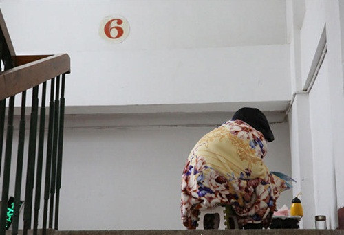 Thậm chí có người còn mang theo cả phích nước nóng, cà phê, đồ ăn vặt theo để "cố thủ" giữ chỗ ngoài hành lang. Quyết tâm chưa học xong thì chưa vào phòng. 