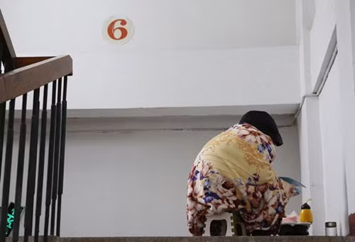 Thậm chí có người còn mang theo cả phích nước nóng, cà phê, đồ ăn vặt theo để "cố thủ" giữ chỗ ngoài hành lang. Quyết tâm chưa học xong thì chưa vào phòng. 