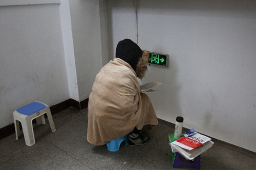 Sau khi những hình ảnh này được chụp lại và đăng tải trên mạng, cư dân mạng không khỏi khâm phục sức chịu đựng của những sinh viên này.