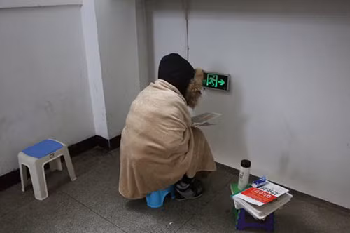 Sau khi những hình ảnh này được chụp lại và đăng tải trên mạng, cư dân mạng không khỏi khâm phục sức chịu đựng của những sinh viên này.