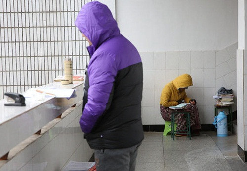 Mỗi người một góc, các sinh viên trường Đại học An Khánh bất chấp giá lạnh ra ngoài hành lang ôn thi.