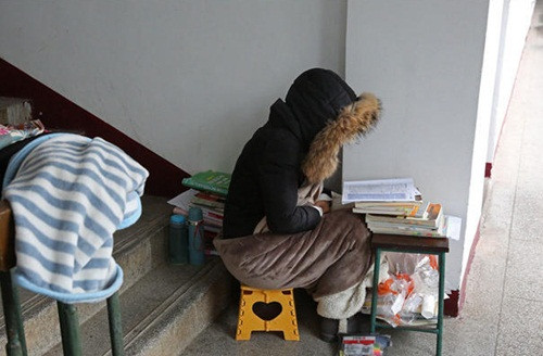 Không đến căng tin, không đến thư viện bởi những nơi đó là nơi tập trung đông sinh viên nhất vào thời điểm thi học kỳ. Đến quán cà phê thì quá tốn kém, ở phòng thì bất tiện bởi các bạn trong phòng cũng ôn thi các môn khác nhau. 