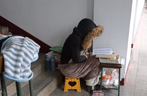 Không đến căng tin, không đến thư viện bởi những nơi đó là nơi tập trung đông sinh viên nhất vào thời điểm thi học kỳ. Đến quán cà phê thì quá tốn kém, ở phòng thì bất tiện bởi các bạn trong phòng cũng ôn thi các môn khác nhau. 