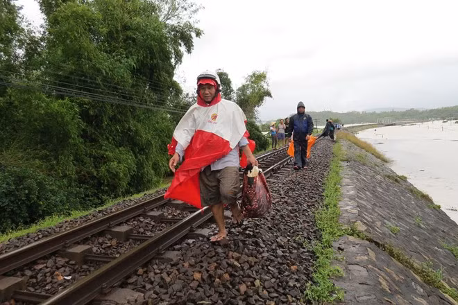 Người dân huyện Tuy An, Đồng Xuân dọn đồ đạc tháo chạy lên đường sắt. 