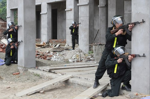 Trước những diễn biến phức tạp xảy ra, Giám đốc Công an tỉnh đã ra lệnh cho các đơn vị cảnh sát đặc nhiệm, công an vũ trang bao vây, chốt chặn, triển khai tấn công trấn áp khủng bố với quyết tâm không cho nhóm khủng bố tẩu thoát. Lực lượng công an tiến hành thương thuyết với nhóm khủng bố, tránh làm kích động để chúng giết hại con tin. Các tổ cảnh sát đặc nhiệm, xe thiết giáp tổ chức phong tỏa hiện trường, áp sát mục tiêu sẵn sàng nổ súng tiêu diệt đối tượng khủng bố.