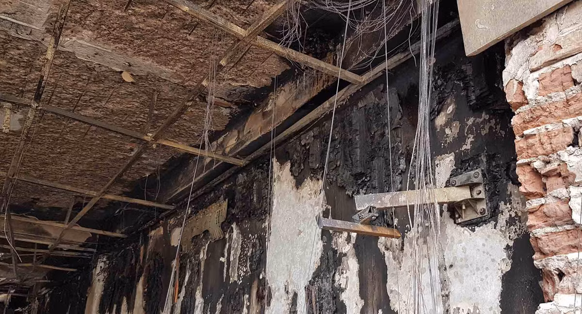 Trần nhà trơ khung sắt