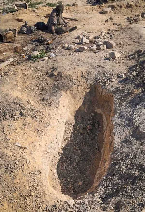 Danh hiệu người đàn ông không tắm lâu nhất thế giới trước đây thuộc về ông Kailash Singh, 66 tuổi người Ấn Độ với 38 năm không tắm. Nhưng sự thật là ông này đã phải chào thua mức độ bẩn của ông Amoo Hadji.