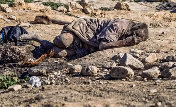 Nếu phải cắt tóc, ông sẽ hơ nó trên lửa thế là xong. Amoo Hadji ăn mặc rách rưới và vào mùa đông thì có thêm một cái mũ chụp đầu. 