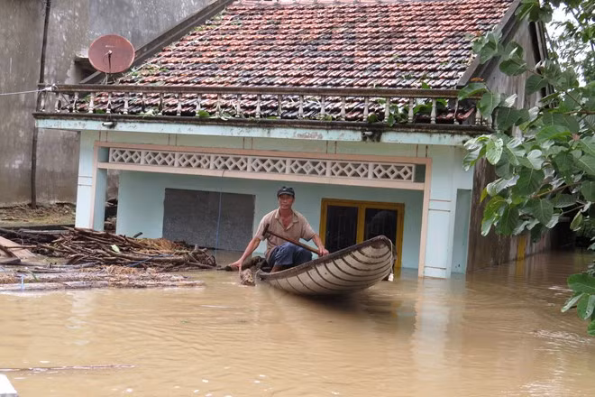 Hai ngày qua mưa lớn xảy ra trên địa bàn tỉnh Phú Yên kết hợp việc các hồ thủy điện xả lũ khiến các huyện Đồng Xuân, Tuy An, thị xã Sông Cầu ngập nặng. Theo dự báo của Đài khí tượng thủy văn Phú Yên trong 24 giờ tới mực nước các sông tiếp tục dâng, đạt hoặc trên mức báo động III từ 2 đến 3 m. Ảnh: La Hai.
