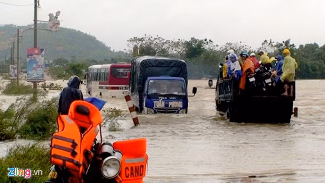 Mưa lũ tại Bình Định dâng cao tràn về gây ngập sâu tuyến Tỉnh lộ 640 từ thị trấn Tuy Phước về xã Phước Thuận (huyện Tuy Phước). Một số đoạn đường ngập sâu trong nước lũ hơn 1m. Ảnh: Thanh Nghiêm.