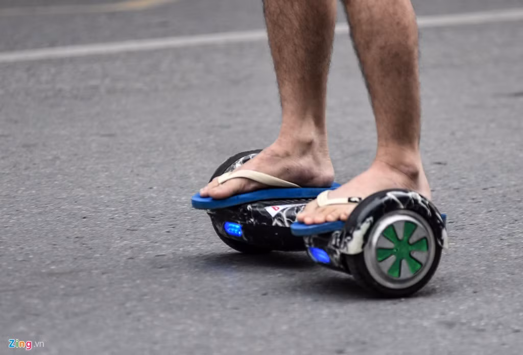 Không những thế, một số bạn trẻ còn đi dép lê hoặc chân đất khi sử dụng xe điện, rất dễ ngã do độ ma sát không cao.