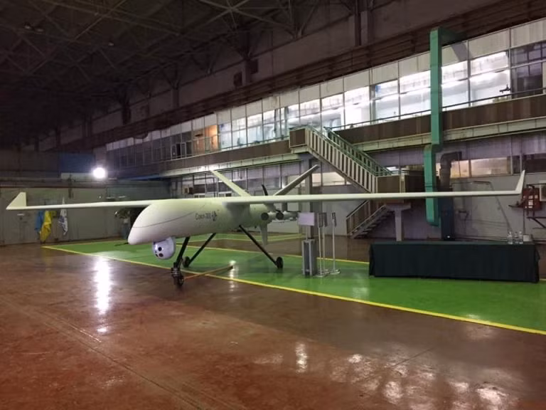 Những chiếc Sokol-300 đầu tiên được công bố hôm 6/11 tại cơ sở sản xuất Zhulyany, ngoại ô Kiev.