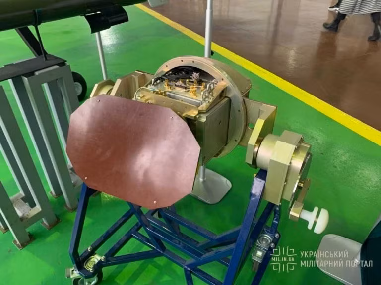 Nếu cần diệt chiến hạm cỡ lớn, Sokol-300 có thể trang bị một tên lửa chống hạm cỡ lớn với trọng lượng lên tới 300kg thay vì 4 đạn Barier-V.