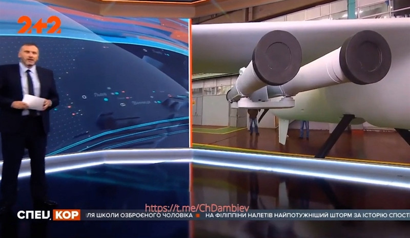 Tuy nhiên, giới chuyên gia cho rằng, với tốc độ không quá nhanh cùng kích thước khổng lồ (thân máy bay dài 8,57m và sải cánh 14m), sẽ rất khó để Sokol-300 xâm nhập vào trận địa đối phương và tấn công nếu không muốn nói chúng có thể bị bắn hạ trước khi kịp khai hỏa.