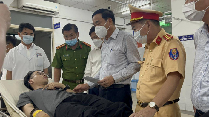 Vu xe khach tong xe dam cuoi tren cao toc: Tam giu tai xe-Hinh-3