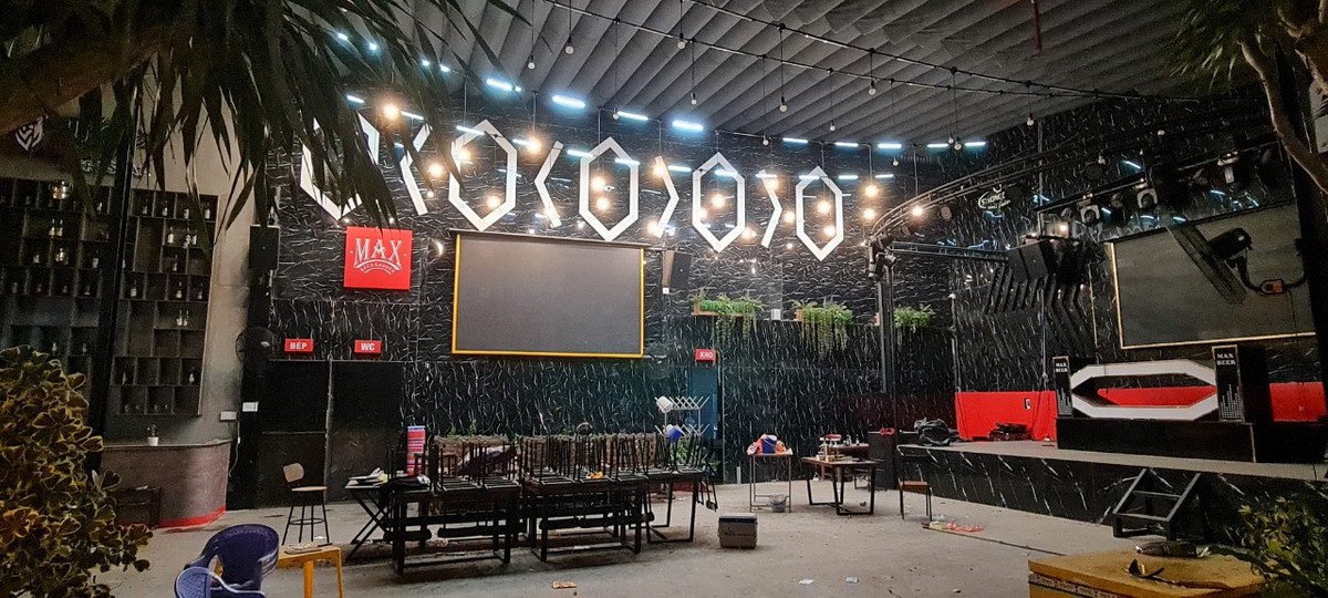 Những tụ điểm ăn chơi kiểu như bar, pub khi có sân khấu, giàn âm thanh cỡ đại, nhạc xập xình hàng đêm, giờ "cửa đóng then cài".