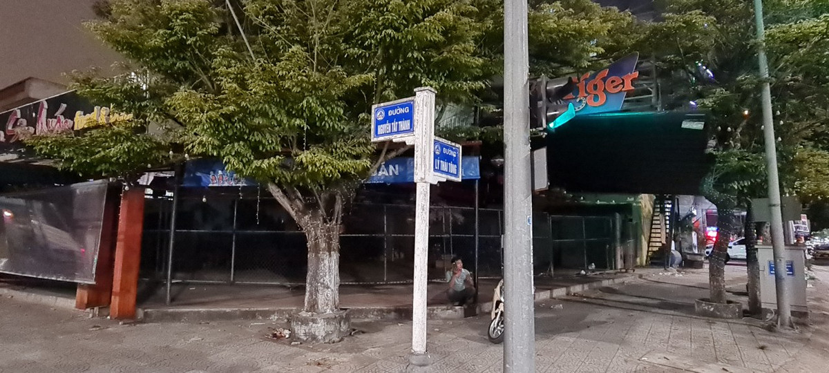 Góc ngã ba Lý Thái Tông - Nguyễn Tất Thành, một thời náo nhiệt, giờ chỉ còn mỗi bác xe ôm ngồi chờ khách.