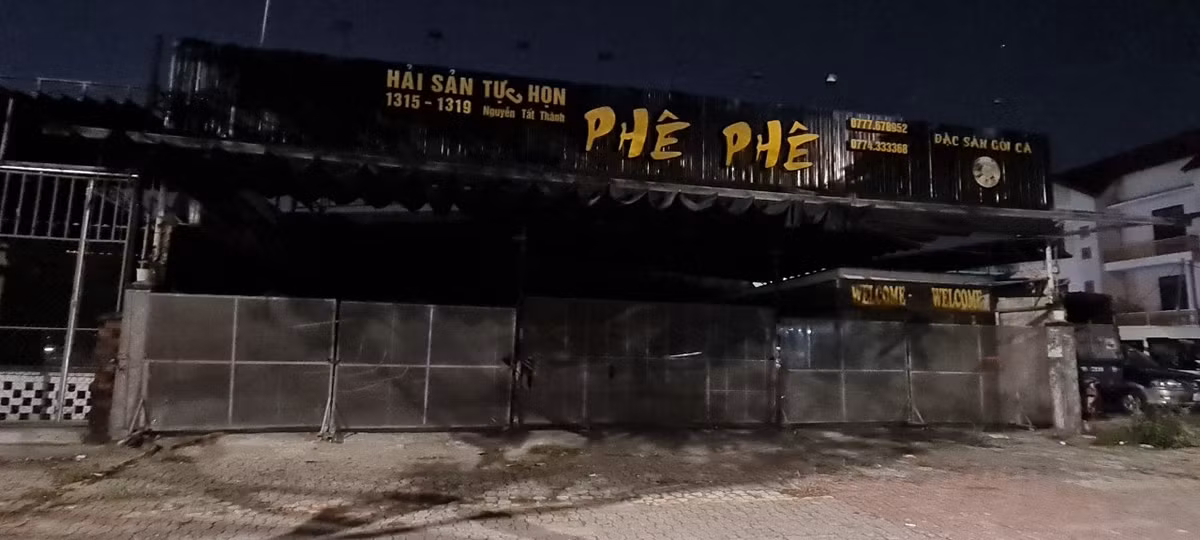 Tuy nhiên, dọc con đường ven biển Nguyễn Tất Thành, lại không khó để bắt gặp các nhà hàng, quán nhậu đóng cửa tối thui. Hoặc treo biển sang nhượng quán dù đang mùa cao điểm kinh doanh.