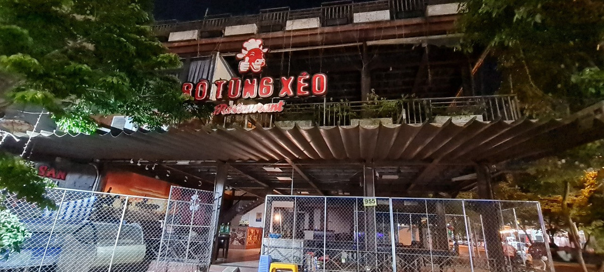 Không chỉ có các quán bình dân, nhà hàng ven biển cũng tạm dừng hoạt động. Một chủ kinh doanh chia sẻ, từ khi làm nghiêm việc kiểm soát nồng độ cồn của người tham gia giao thông, các quán nhậu vắng khách hẳn.