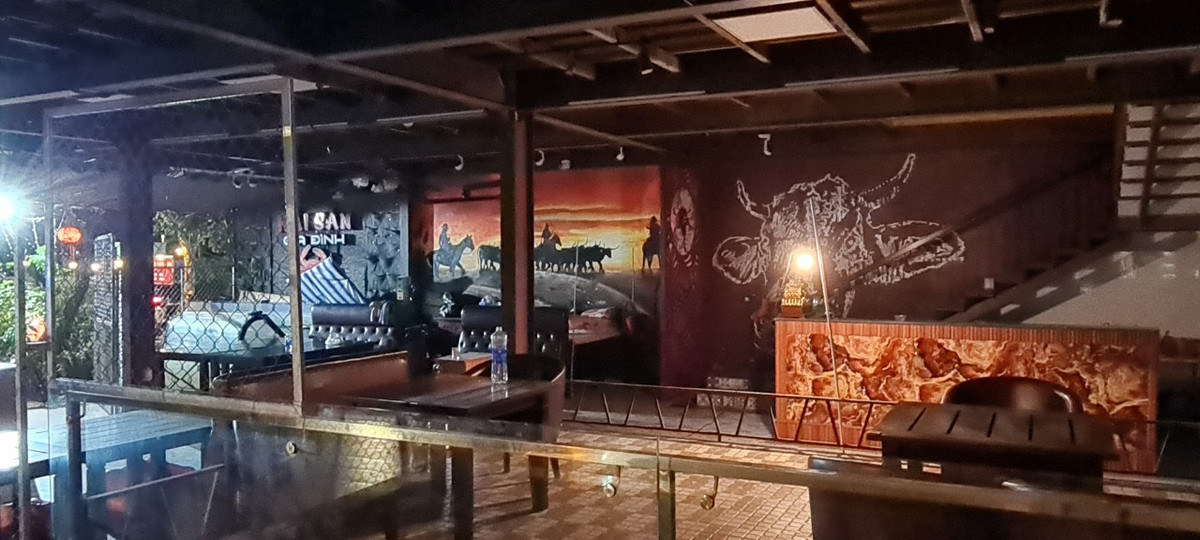 Nhưng tại nhà hàng đối diện là khung cảnh vắng lặng, đìu hiu.