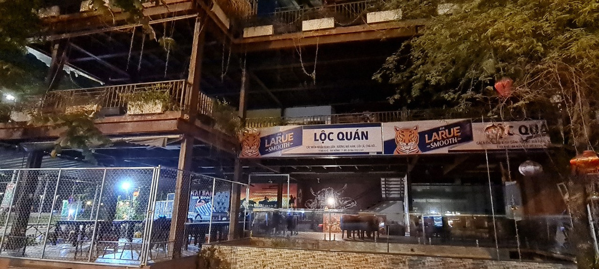 Đây từng là địa điểm ăn uống được nhiều người yêu thích do mặt bằng rộng, lại gần biển thoáng mát. Giờ nhà hàng đóng cửa, khách nhậu vắng bóng, buổi tối các cô hàng nước tranh thủ vỉa hè rộng dọn hàng ...