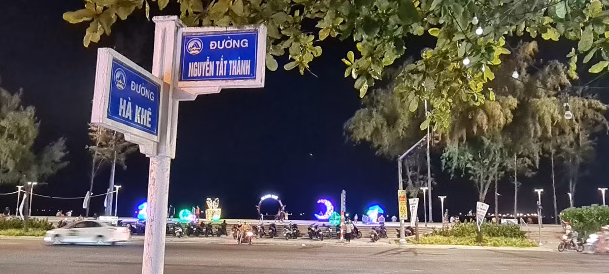 Góc ngã ba Nguyễn Tất Thành - Hà Khê, đầu giờ tối đã có rất đông khách ngồi hóng mát bên bờ biển.