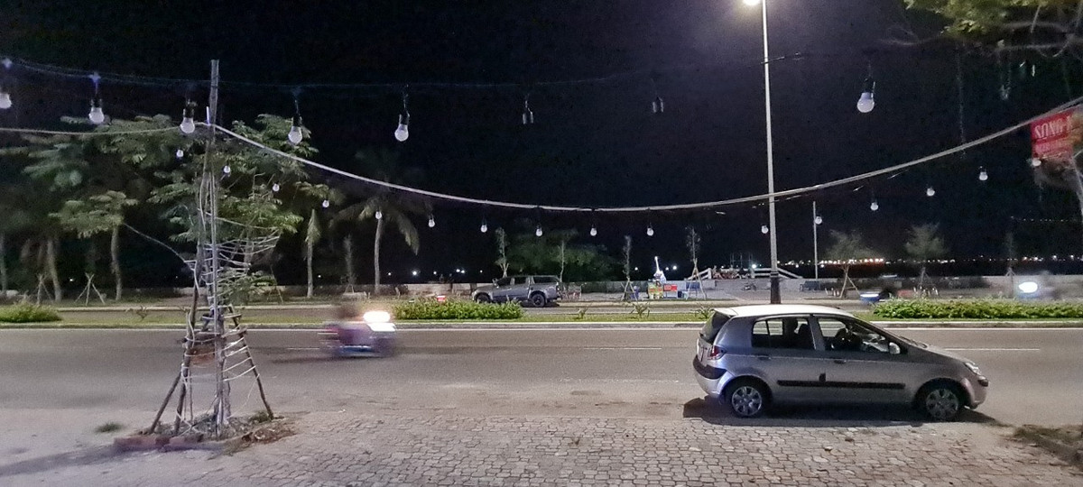 hững ngày qua, thời tiết Đà Nẵng nắng nóng, nhiều người chọn ra biển "giải nhiệt" về đêm.