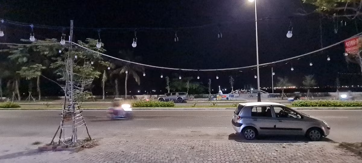 Những ngày qua, thời tiết Đà Nẵng nắng nóng, nhiều người chọn ra biển "giải nhiệt" về đêm.