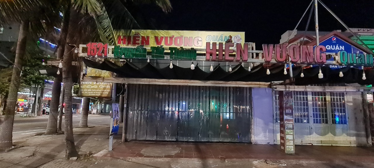 Phía đối diện - Hiền Vương quán, ngay mặt tiền Nguyễn Tất Thành cũng chẳng khác hơn.