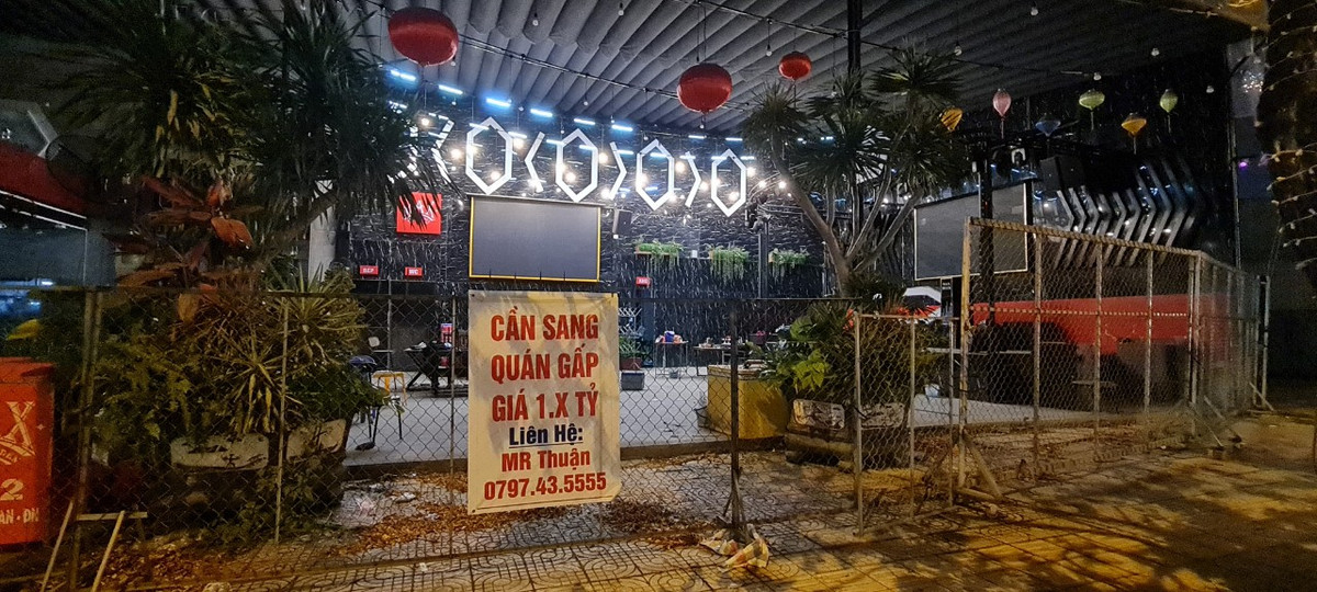 Chỗ chỉ có lèo tèo vài vị khách, nơi treo biển sang nhượng.