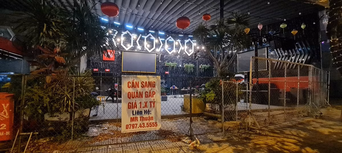 Chỗ chỉ có lèo tèo vài vị khách, nơi treo biển sang nhượng.