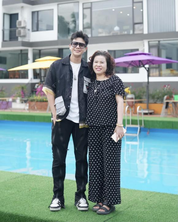 Quan A.P check-in cung me, he lo khu villa cua gia dinh cuc hoanh trang