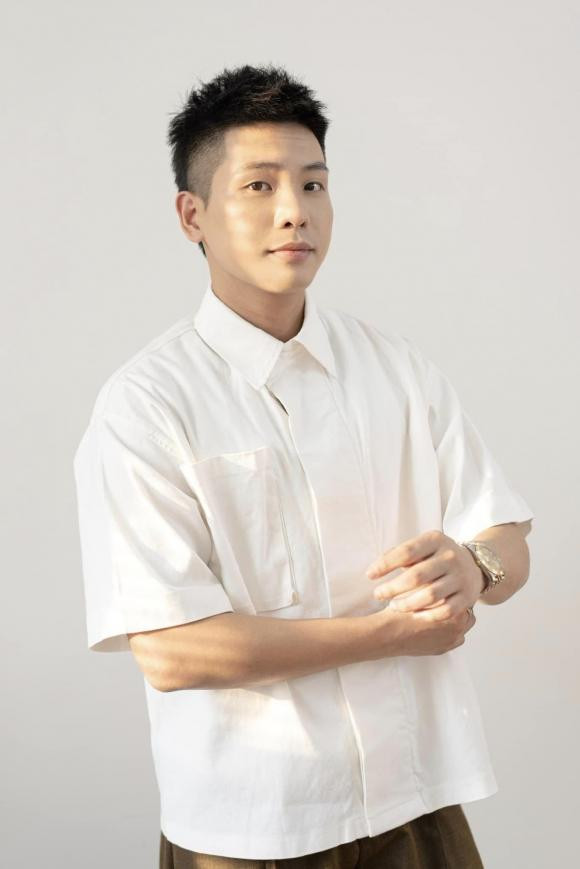 Sở hữu vẻ ngoài điển trai cùng giọng hát trầm ấm, ngọt ngào, Quân A.P hiện đang là nam ca sĩ được khán giả vô cùng yêu mến với những bản hit như: Bông hoa đẹp nhất, Tự nắm tay mình, Phản bội chính mình...