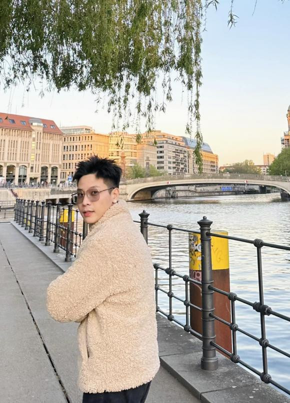 Dù bị gia đình cấm cản, thế nhưng Quân A.P vẫn quyết tâm theo đuổi niềm đam mê âm nhạc của mình và theo học tại trường Đại học Văn hóa Nghệ thuật Quân đội.