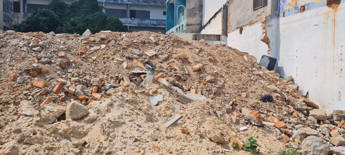 Lúc mới tháo dỡ, bụi khủng khiếp, nay nhờ mấy đợt mưa nên đỡ hơn chút, một chủ cửa hàng đối diện "núi" rác thải xây dựng chia sẻ.