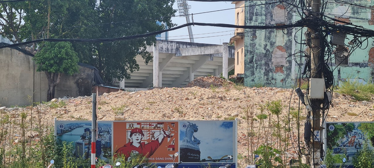 Dù đã được che chắn bằng hàng rào tạm nhưng núi rác xây dựng giữa trung tâm thành phố đã trở thành "điểm nhấn" bất đắc dĩ cho khu đất vàng đình đám một thời.