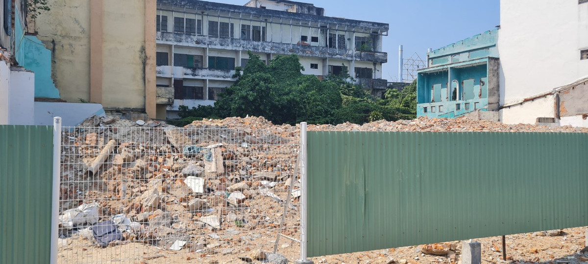 Sau khi tháo dỡ các hạng mục công trình và các ngôi nhà quanh sân vận động, chính quyền đã cho lập một hàng rào tôn bao quanh khu vực này.