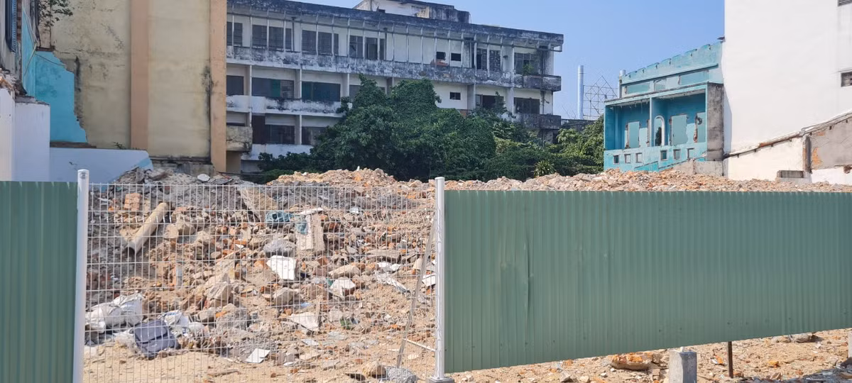 Sau khi tháo dỡ các hạng mục công trình và các ngôi nhà quanh sân vận động, chính quyền đã cho lập một hàng rào tôn bao quanh khu vực này.