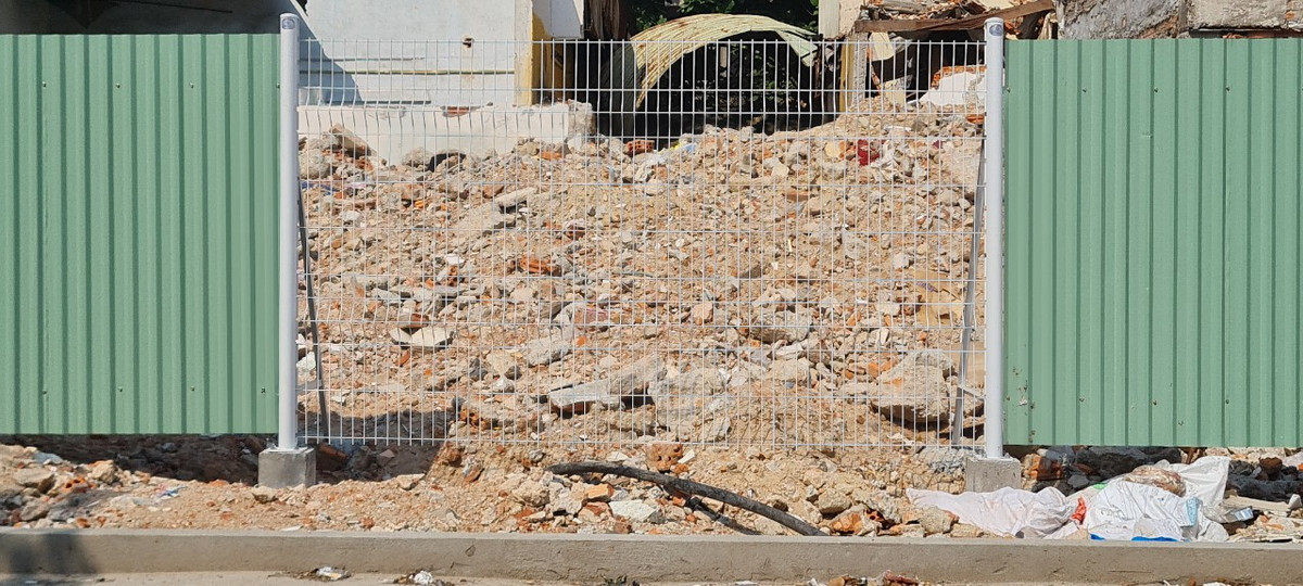 Dù đã có bảng cấm vứt rác, không khó để bắt gặp rác thải quanh khu vực này.