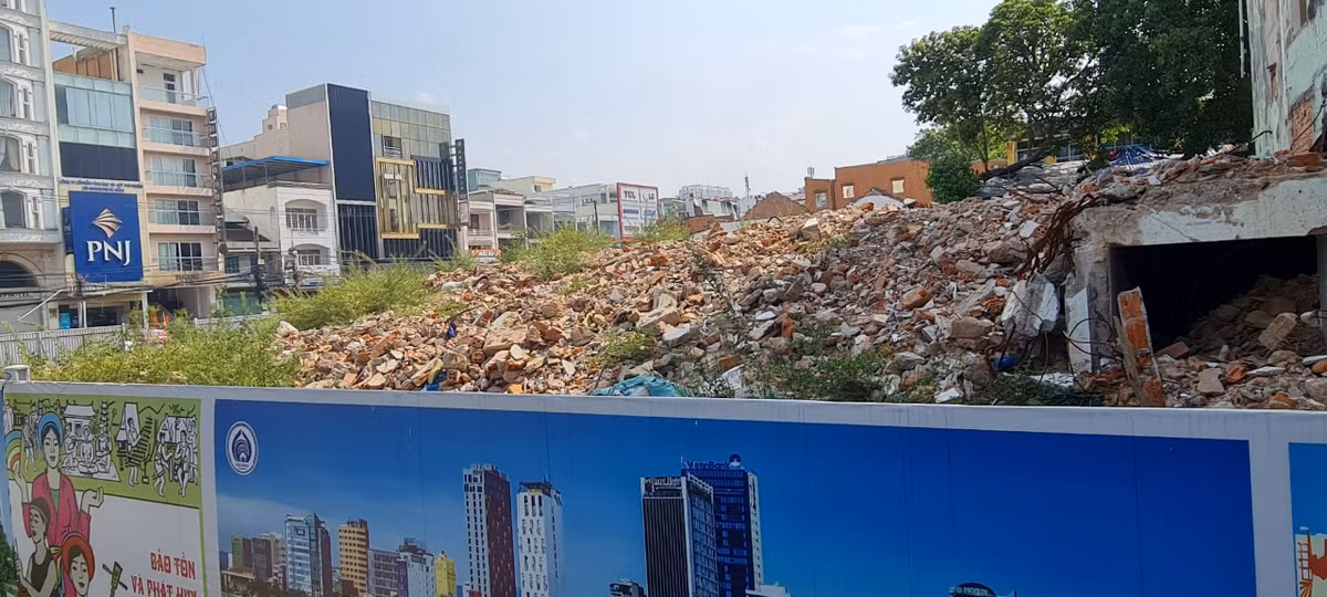 Gạch vỡ, rác thải xây dựng ngổn ngang chực tràn ra ngoài lớp rào chắn được sơn vẽ cẩn thận.