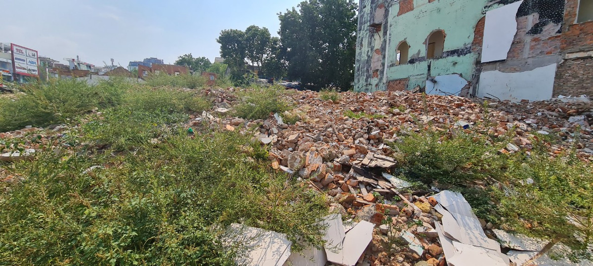 Cỏ dại đã mọc đầy trên những đống rác thải xây dựng tạo nên cảnh nhếch nhác.